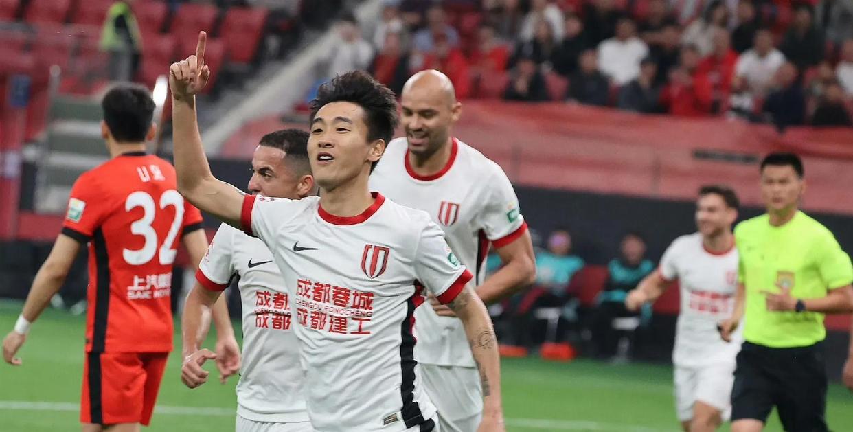 今夜成都蓉城备战欧冠，战术微调细节曝光，赛场秩序良好，心理建设被强调的简单介绍